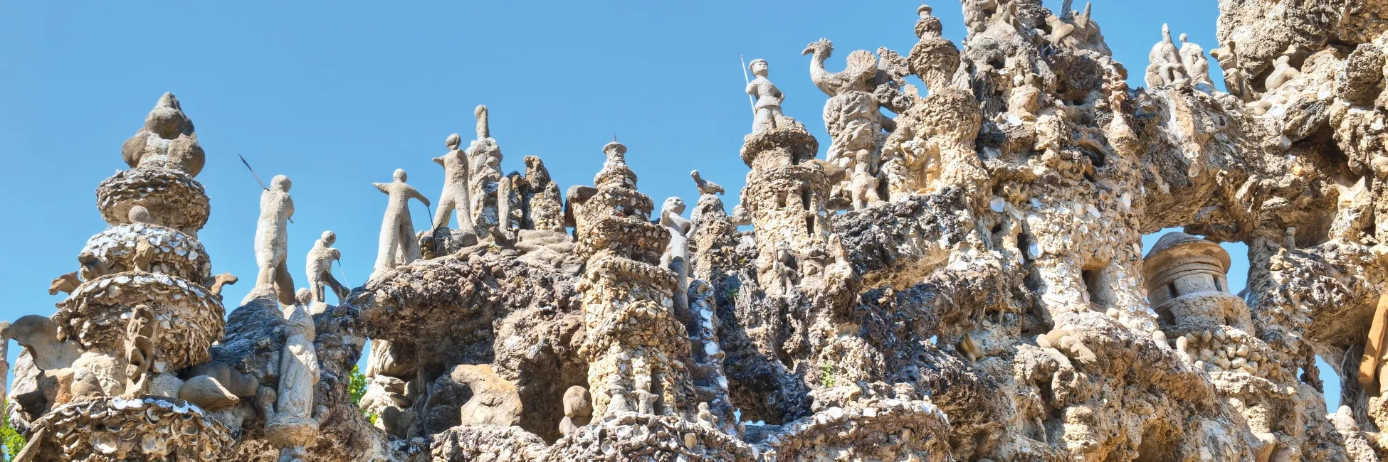 Vue sur la pierre du palais idéal 