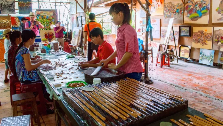 Enfants à l'atelier de confiseries 