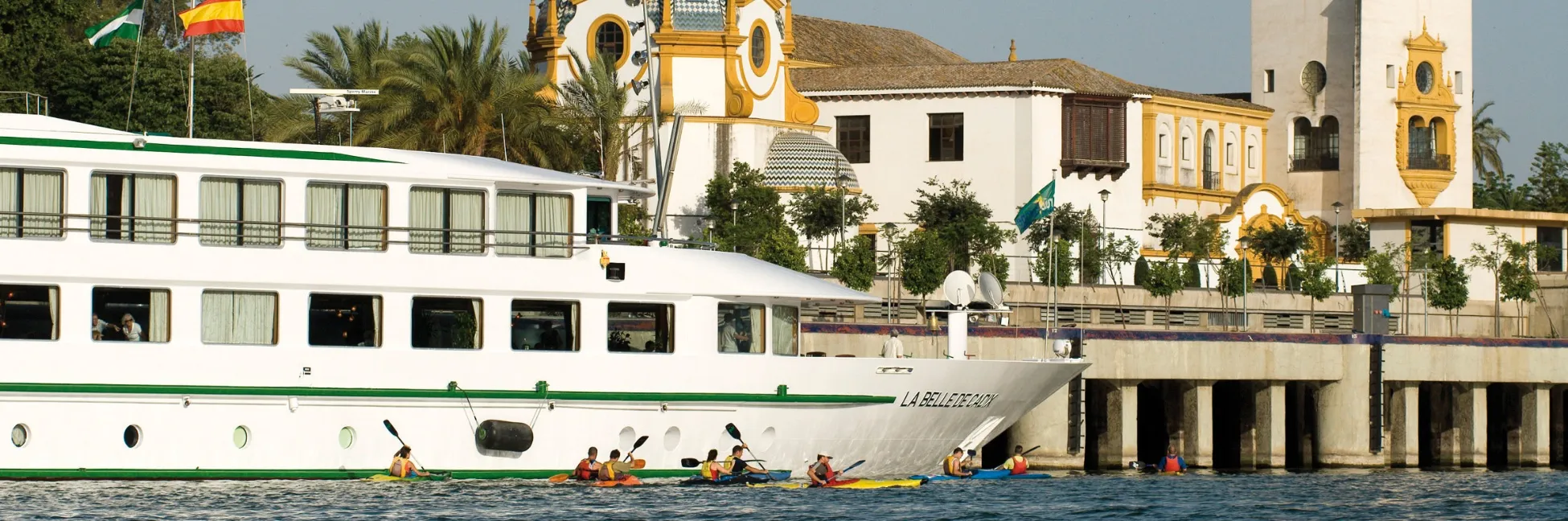 Bateau à quai à Séville 