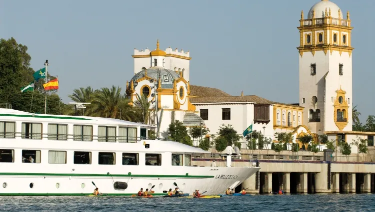 Bateau à quai à Séville 