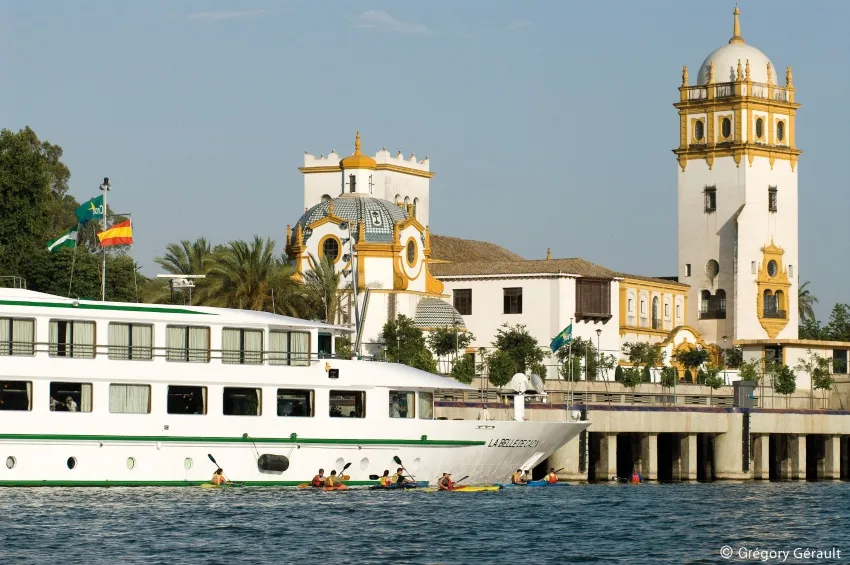 Bateau à quai à Séville 