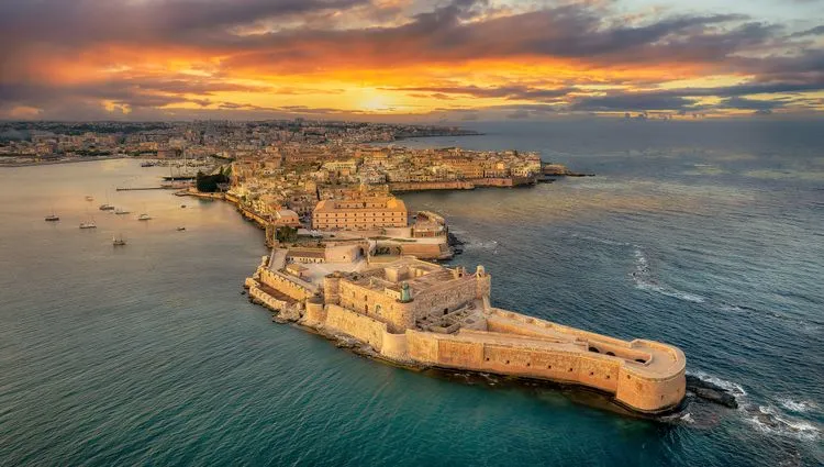 L'île Ortigia sous le coucher du soleil