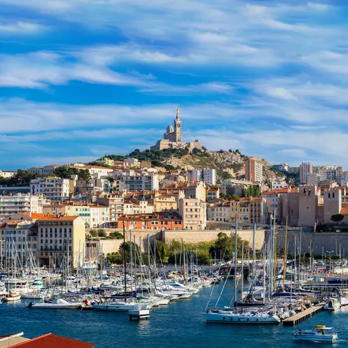 Vue sur le vieux port de Marseille et la basilique Notre-Dame-de-la-Garde  