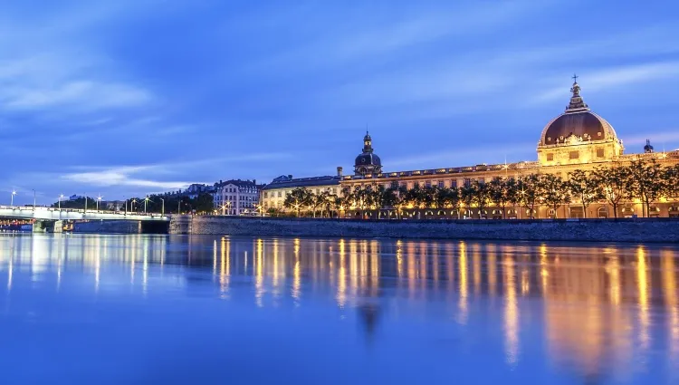 Vue sur Lyon et le Rhône de nuit 