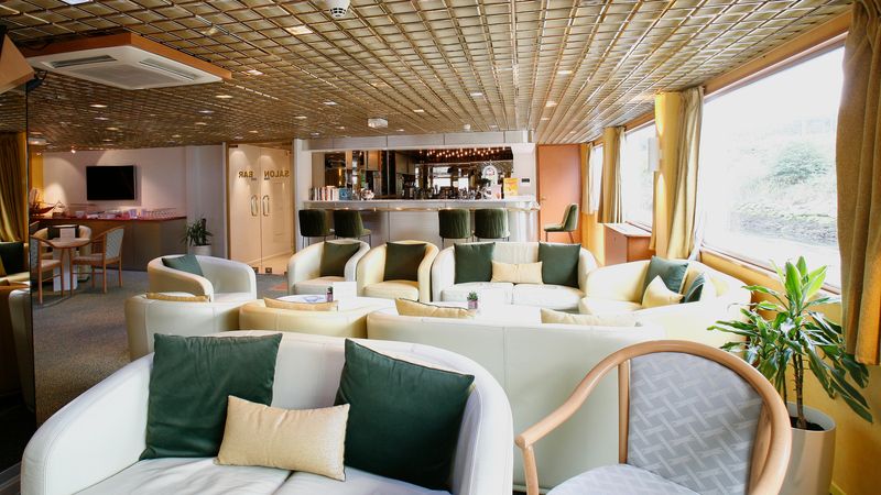 lounge bar with dancefloor