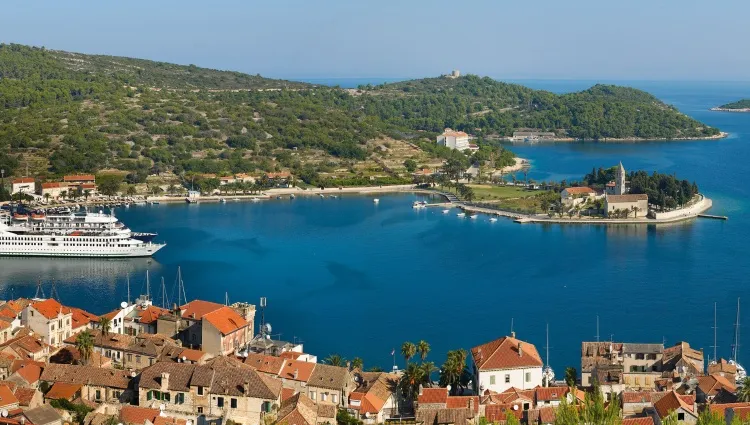 L'Adriatique bordant la ville de Vis 