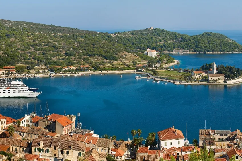 L'Adriatique bordant la ville de Vis 