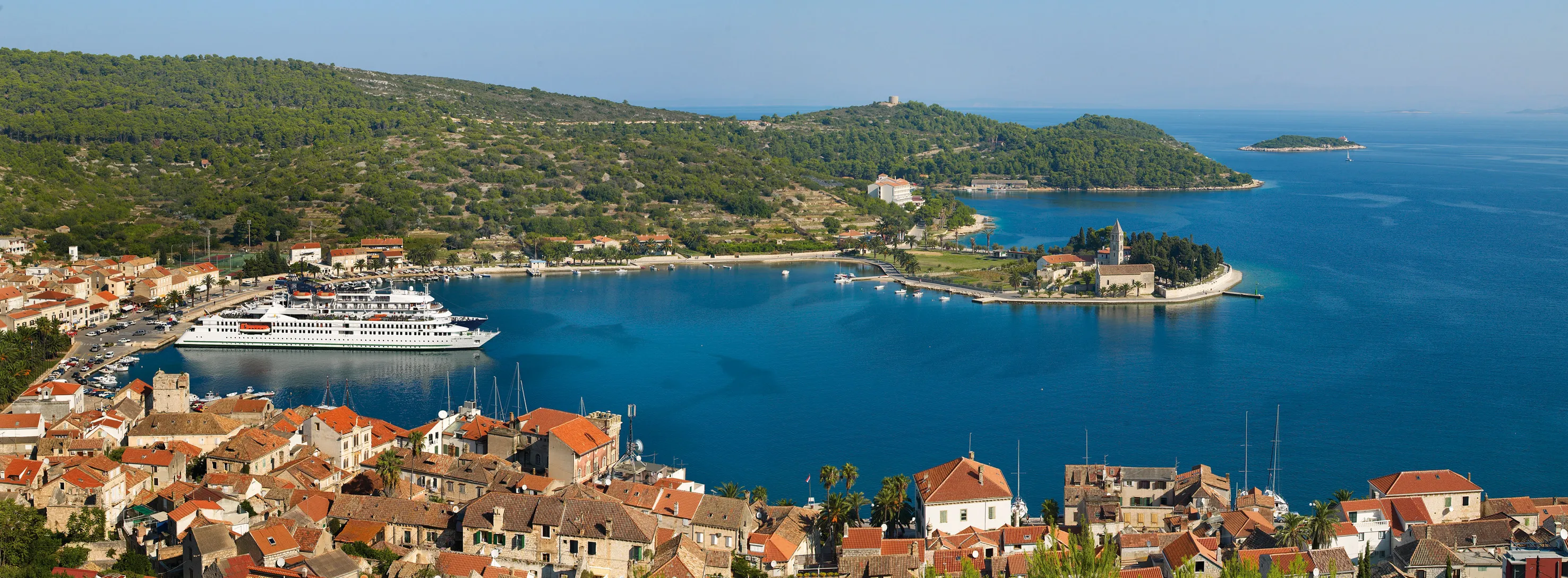 L'Adriatique bordant la ville de Vis 