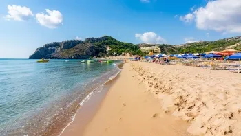 Dans le sable de la plage Tsampika à Rhodes 