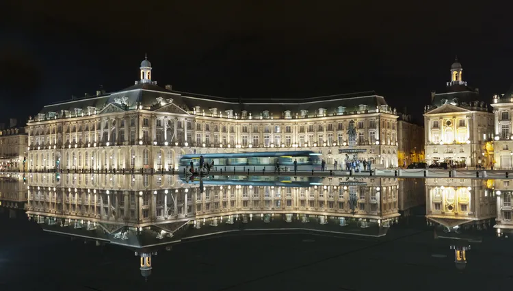 Grande place de Bordeaux de nuit 
