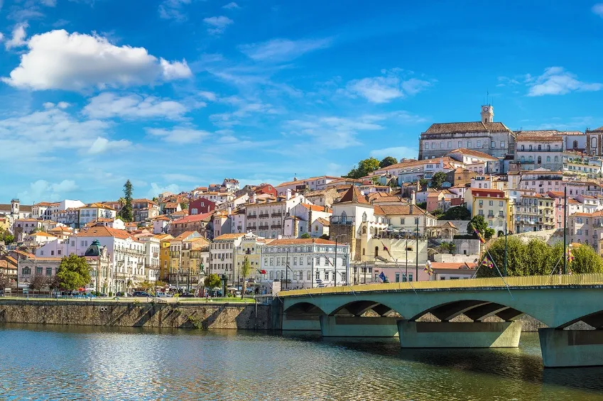 Vue d'ensemble sur la ville de Coimbra 