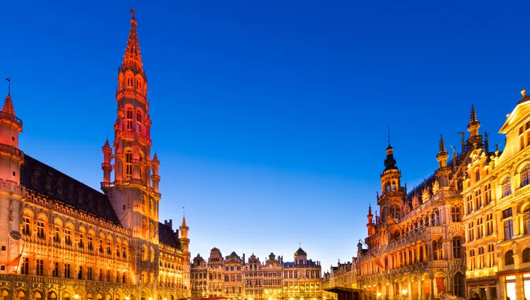 La Grand-Place de Bruxelles éclairée de nuit 