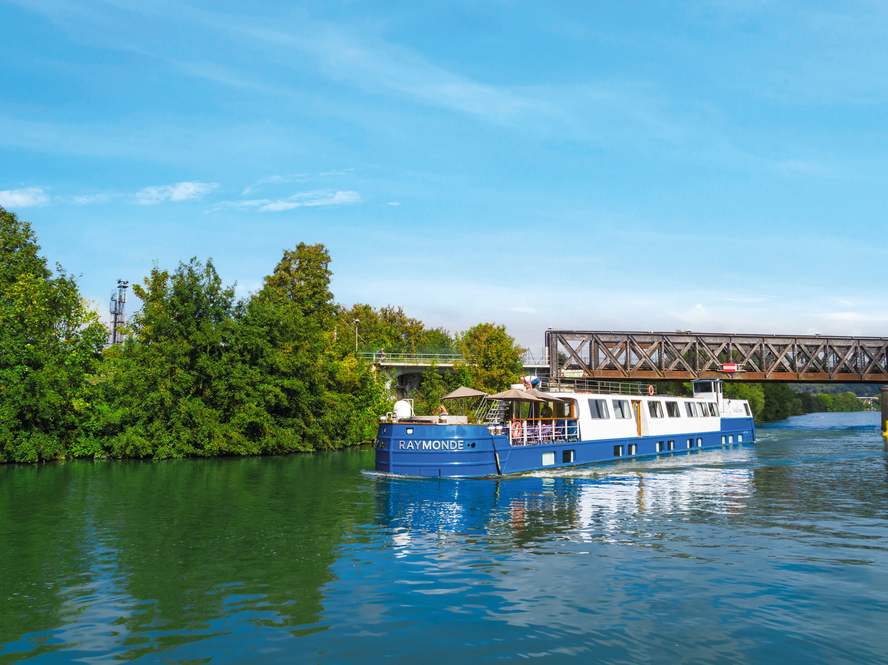 La péniche Raymonde naviguant à Compiègne 