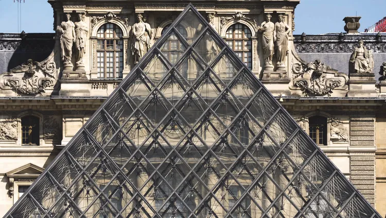 La pyramide du Louvre à Paris 