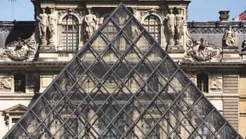 La pyramide du Louvre à Paris 