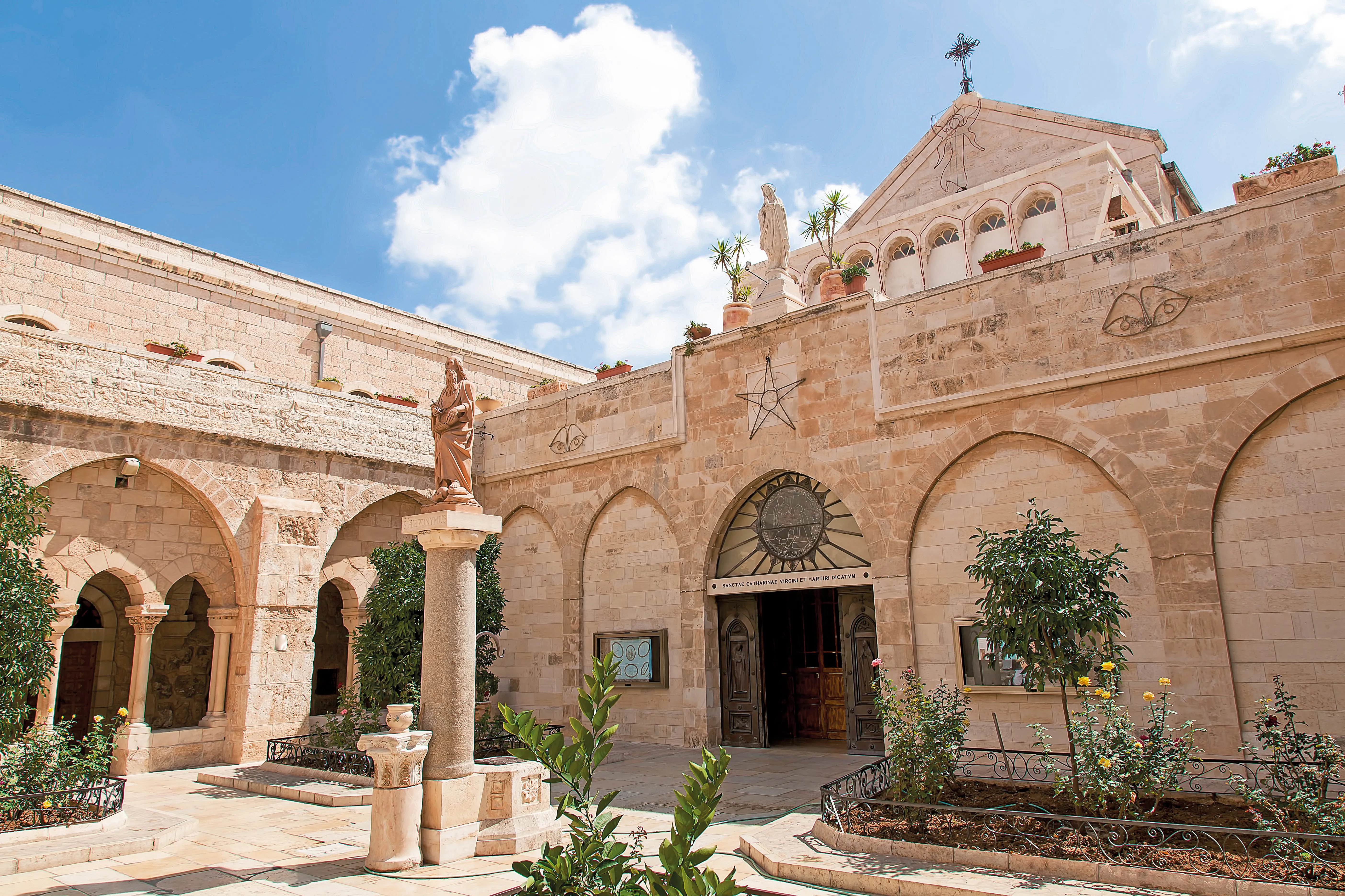 Cour de l'église de la nativité 