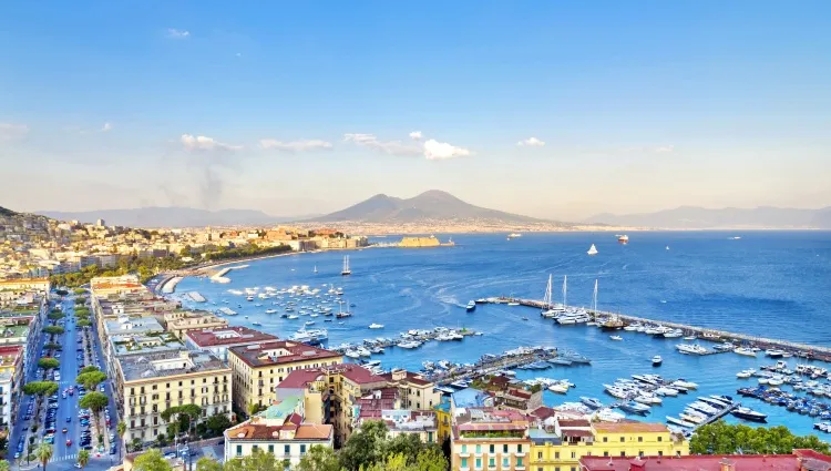 Vue sur le port de Naples 