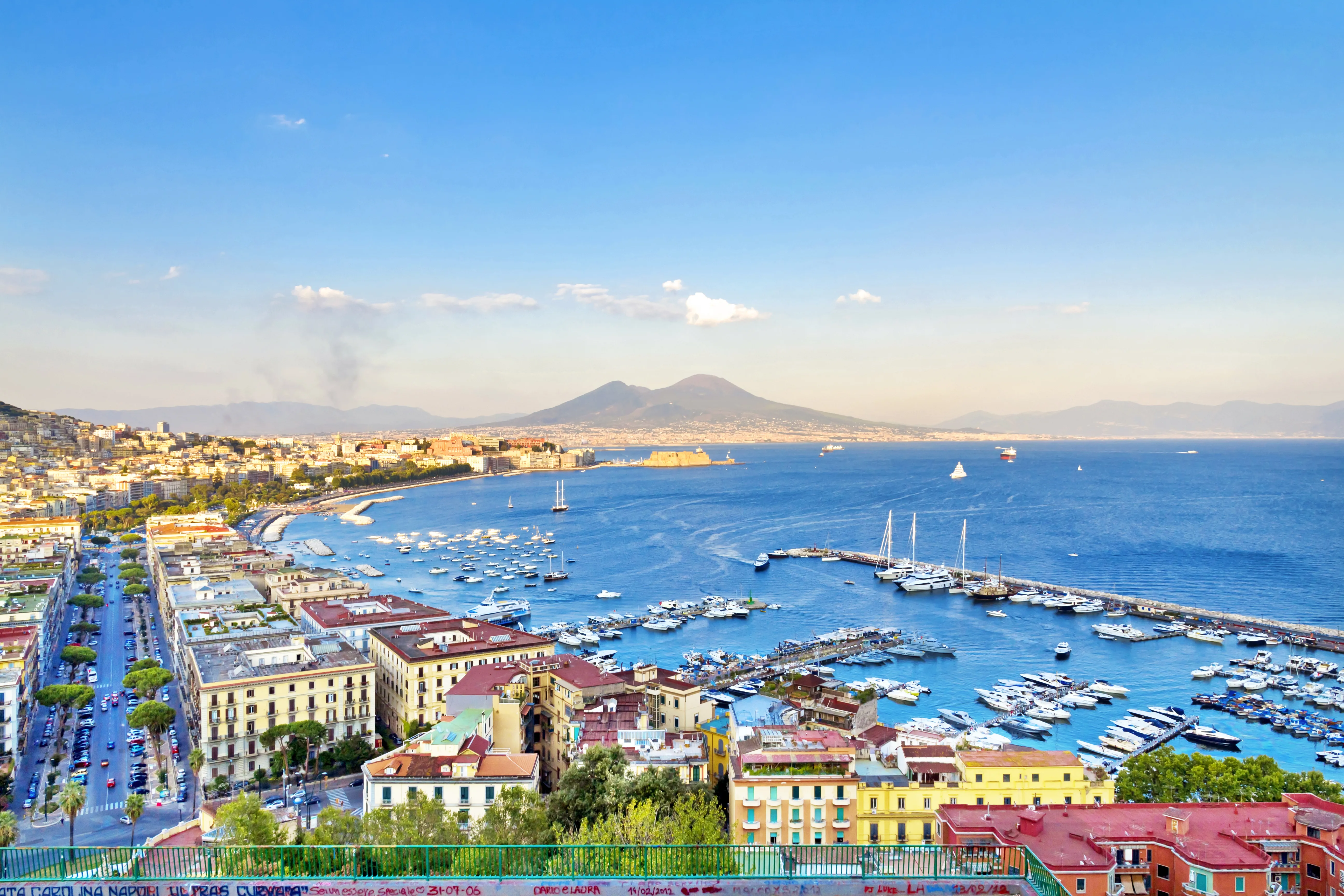 Vue sur le port de Naples 