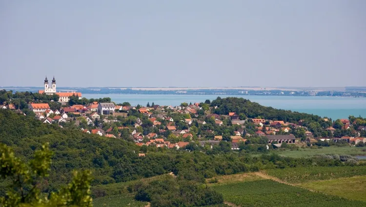 Village sur le bord du lac Balaton