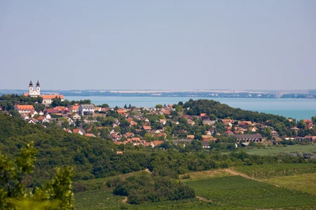 Village sur le bord du lac Balaton