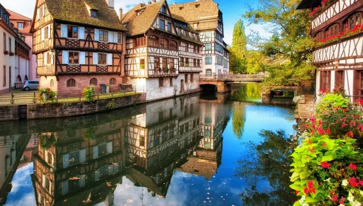 Canal fleuris de la Petite France à Strasbourg