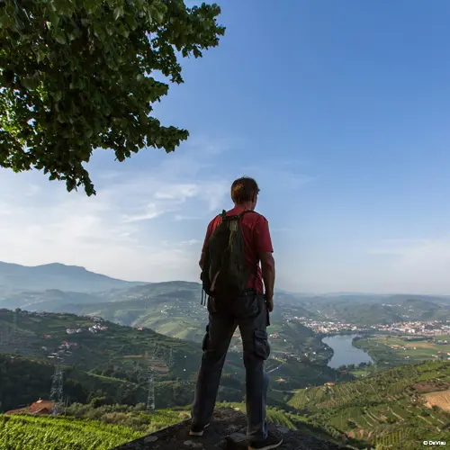 Randonneur dans la vallée du Douro