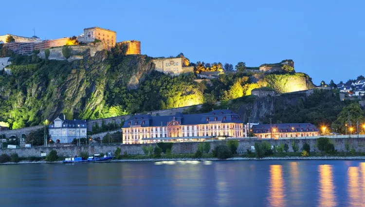 La forteresse de Coblence éclairée de nuit 