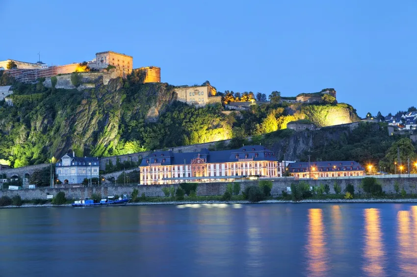 La forteresse de Coblence éclairée de nuit 