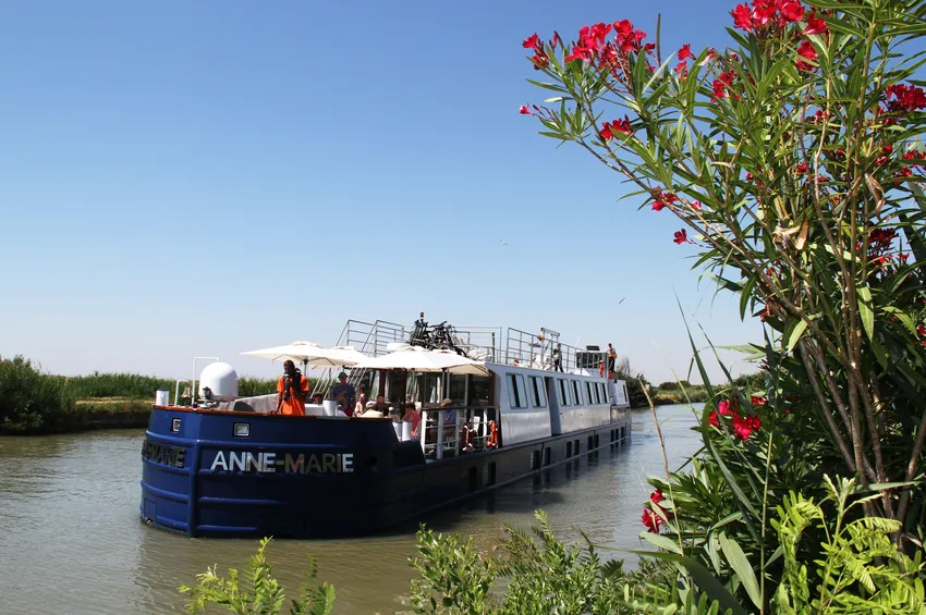 Péniche Anne-Marie sur le canal de Provence 
