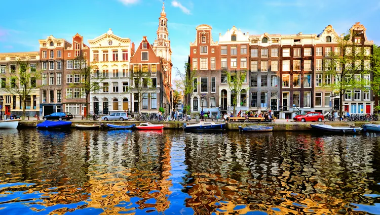 Le bord du canal d'Amsterdam 