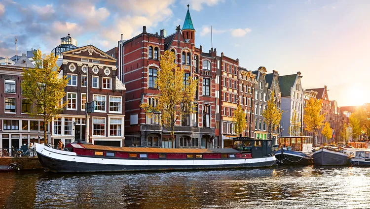 La ville d'Amsterdam au bord du Rhin 