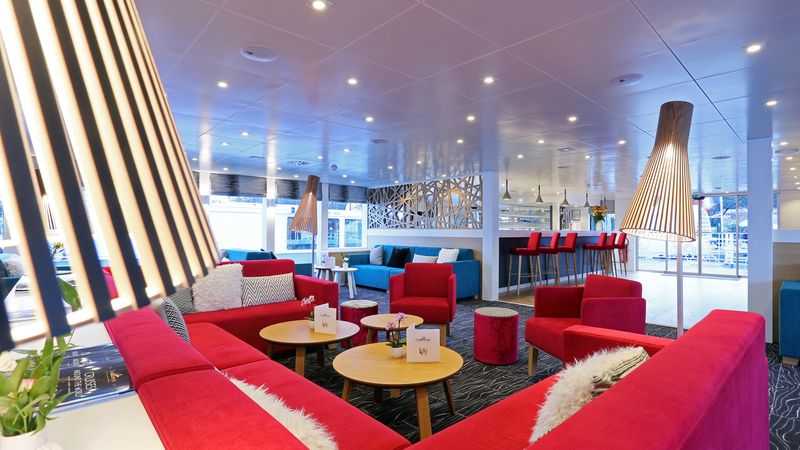 lounge bar with dancefloor