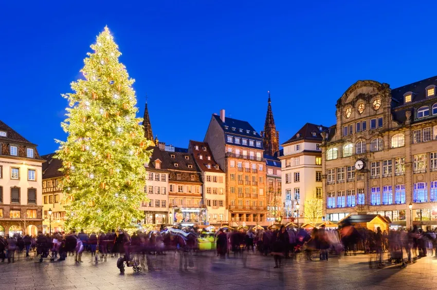 La place Kléber et son emblématique sapin de Noël