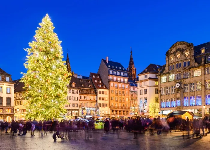 La place Kléber et son emblématique sapin de Noël