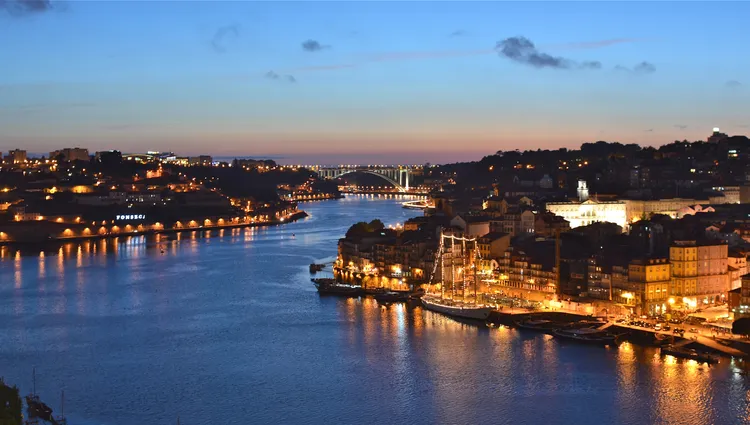 Le Douro traversant Porto de nuit 