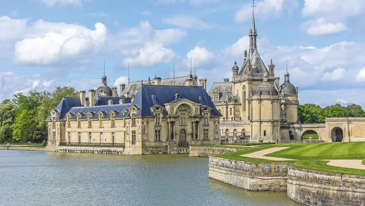 Vue d'ensemble sur le château de Chantilly 