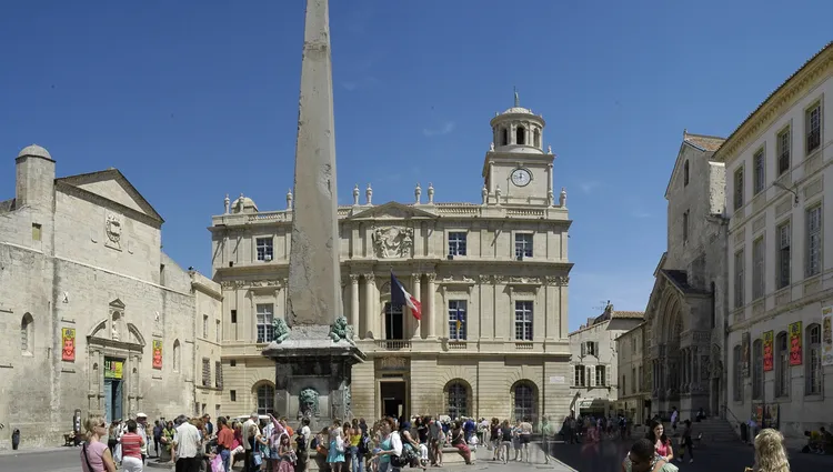 La place de la mairie à Arles 