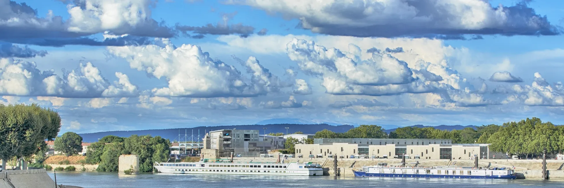 Le canal qui longe la ville de Arles 