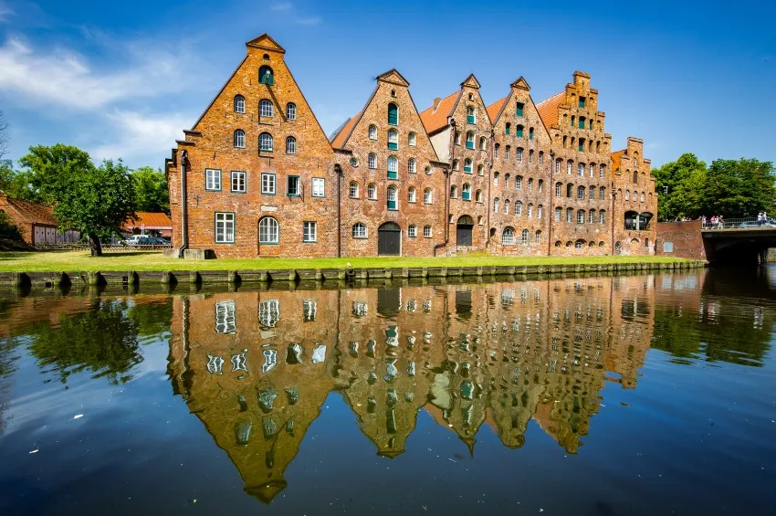 Bâtiments au bord de l'eau à Lubeck 