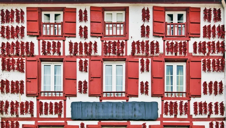 Façade d'une maison à Espelette et son piment 