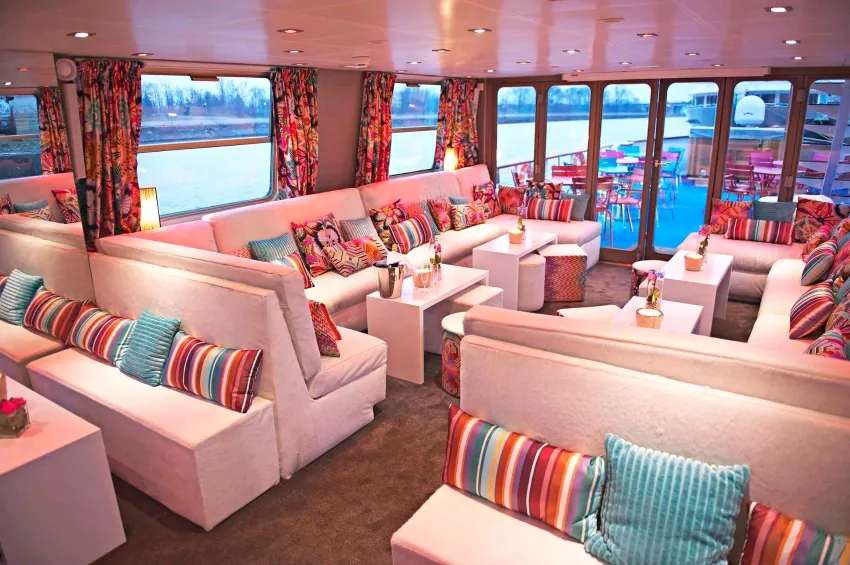 Lounge bar of the Jeanine vessel