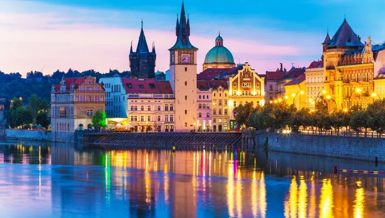 Prague au bord de l'Elbe vue de nuit 