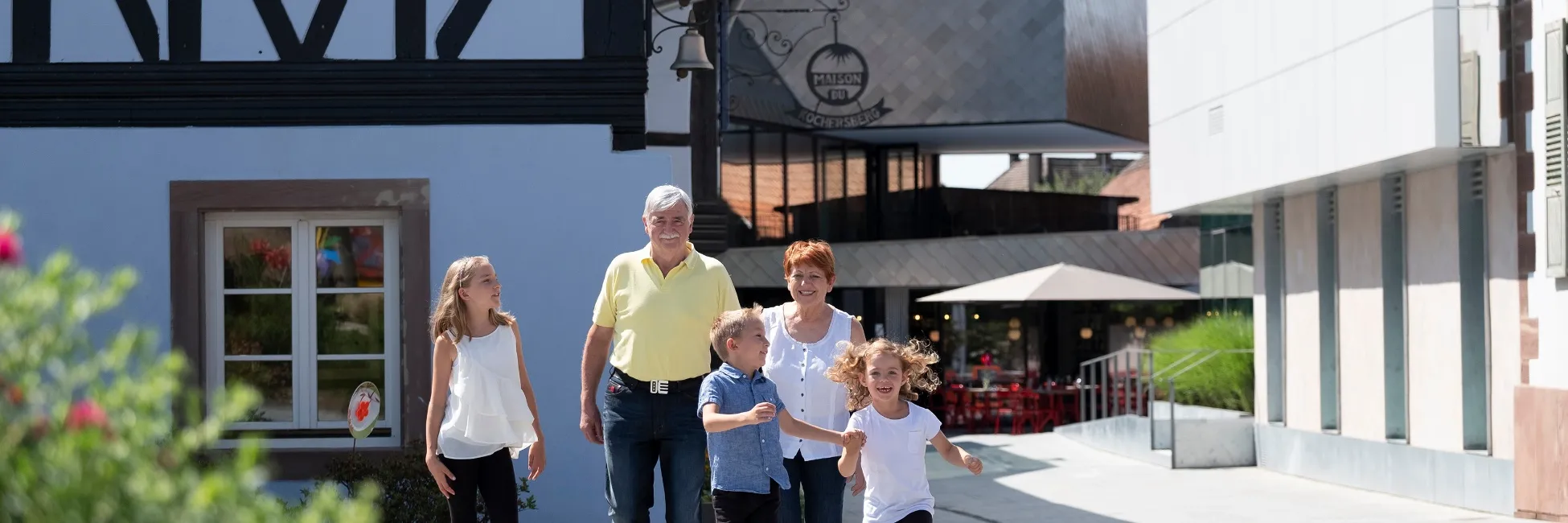 Famille souriante sortant de la maison du Kochersberg 