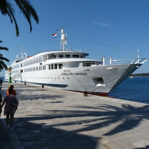 Bateau à quai de jour