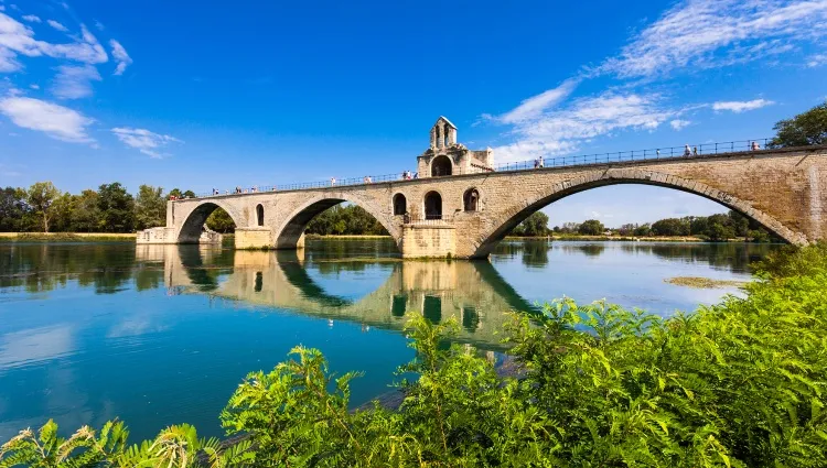 Le pont Saint-Bénézet à Avignon au-dessus du Rhône   