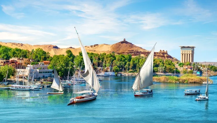 Les bateaux au bord de la ville d'Assouan en Egypte  