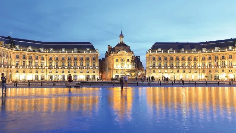 La place à Bordeaux éclairée de nuit 