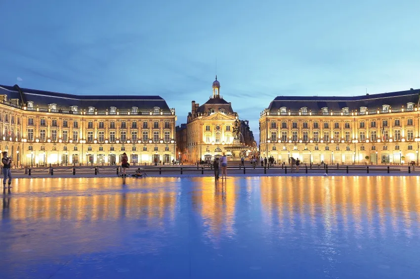 La place à Bordeaux éclairée de nuit 