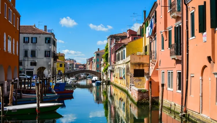 Habitations en bord de canal 