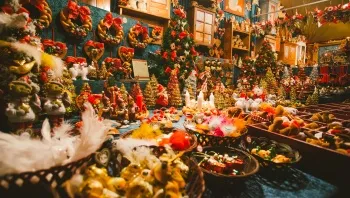 Un stand festif au marché de Strasbourg 